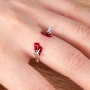 Blood Ring Creative Prank Joke Toy Fake Nail Through Finger Trick Halloween Kids Children Gags Piercing Bleed Scary Toy